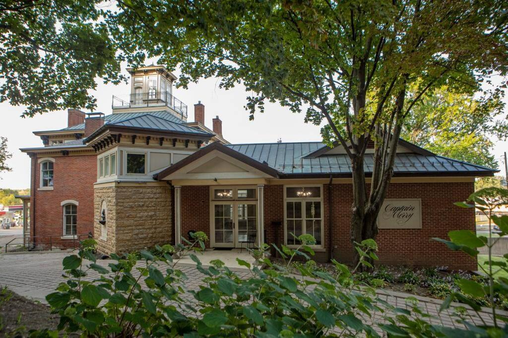 Captain Merry Mansion em East-dubuque