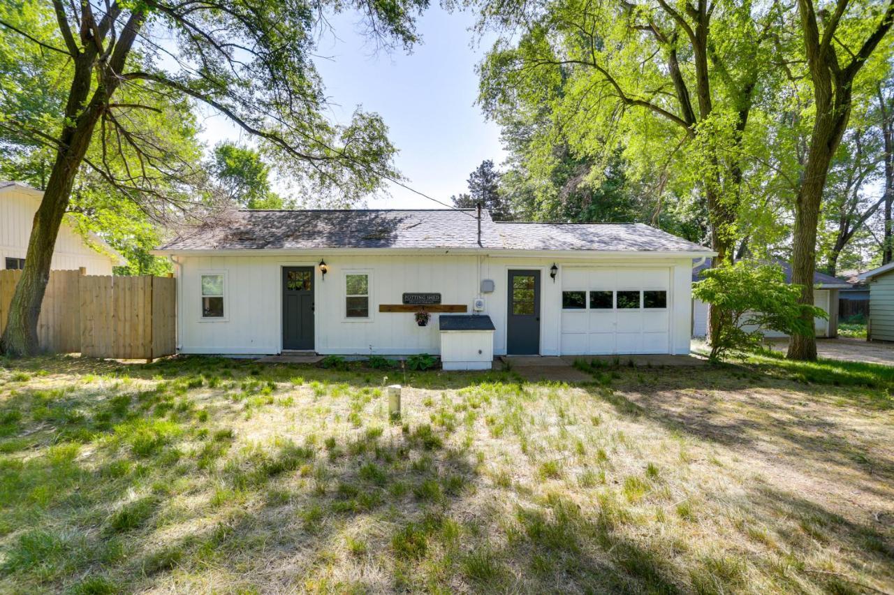 2 Mi To Hagar Beach Charming Home with Fire Pit! em Benton-harbor