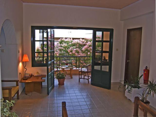 Rea Hotel & Studios 2 *