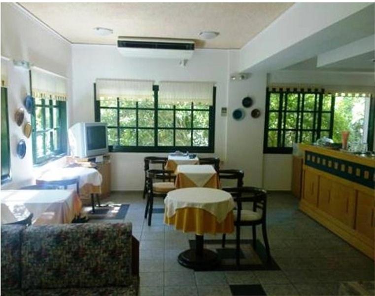 Rea Hotel & Studios 2 *