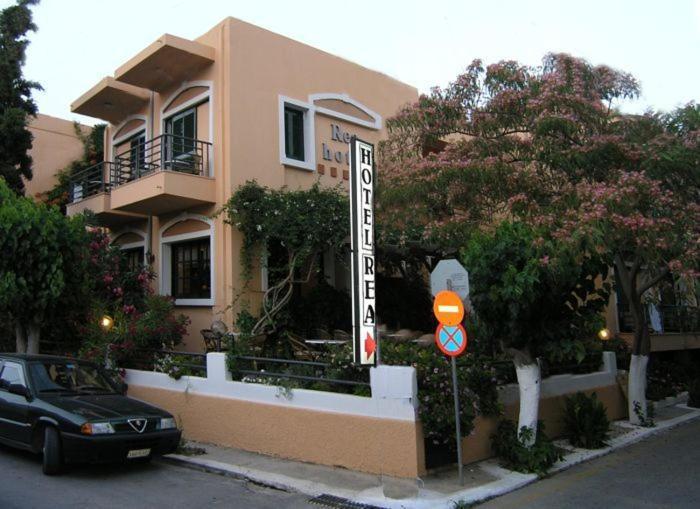 Rea Hotel & Studios 2 *