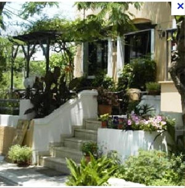 Rea Hotel & Studios 2 *