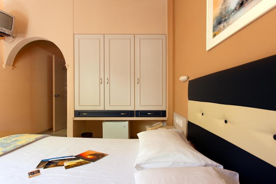 Rea Hotel & Studios 2 *