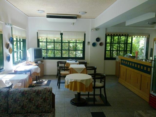 Rea Hotel & Studios 2 *