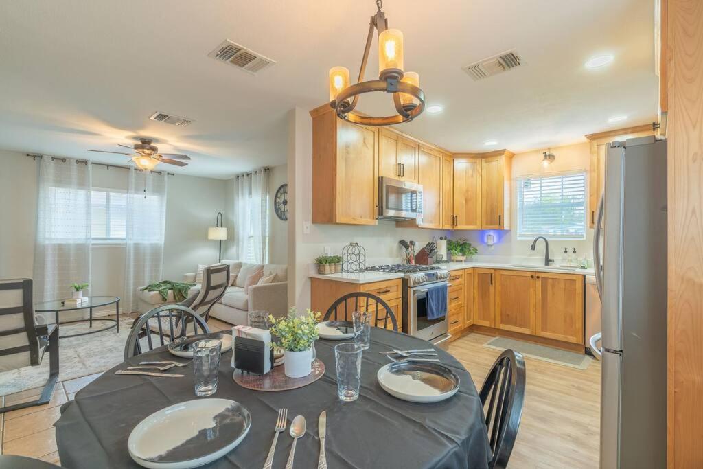 5 Miles To Lackland Afb Cozy Casa with King Bed em West-texas