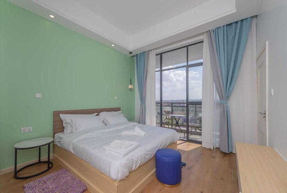 Lux Suites Laurel Hill Suites
