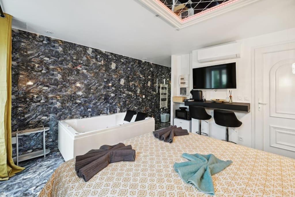 Love Room - la Creation D'adam Avec Jacuzzi (Adults Only) em Corbeil-essonnes