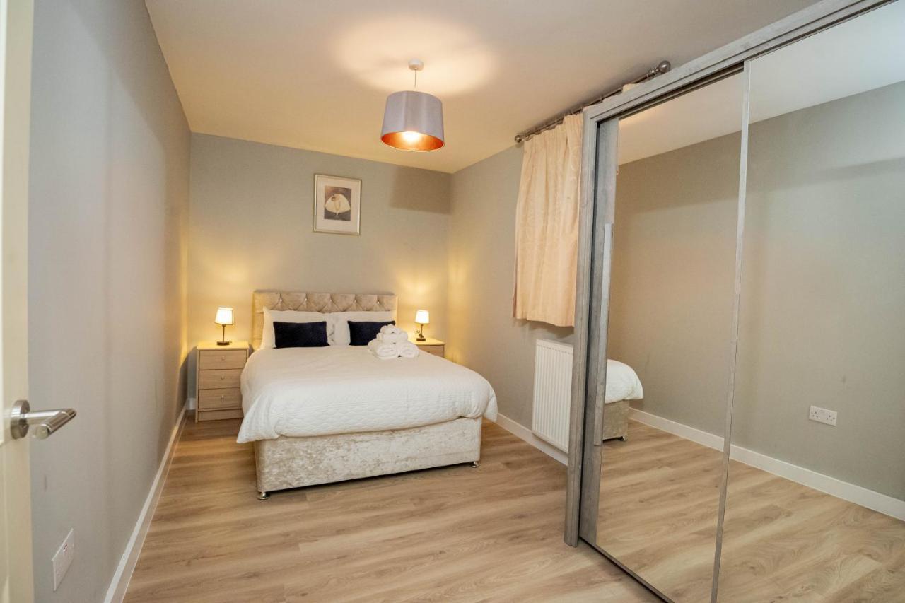 Modern Spacious 2 Bed Apartment Wolverhampton with Free Secure Parking in Wolverhampton