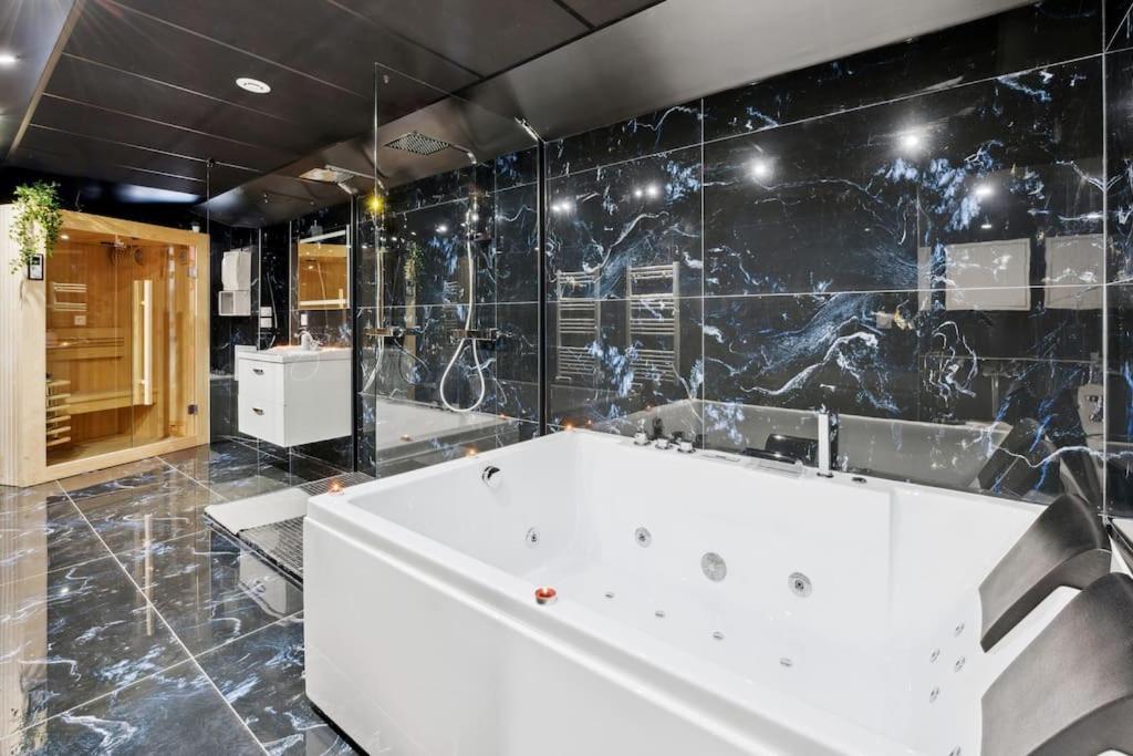 Love Room - Suite Avec Jacuzzi Et Sauna Privatif (Adults Only) em Corbeil-essonnes