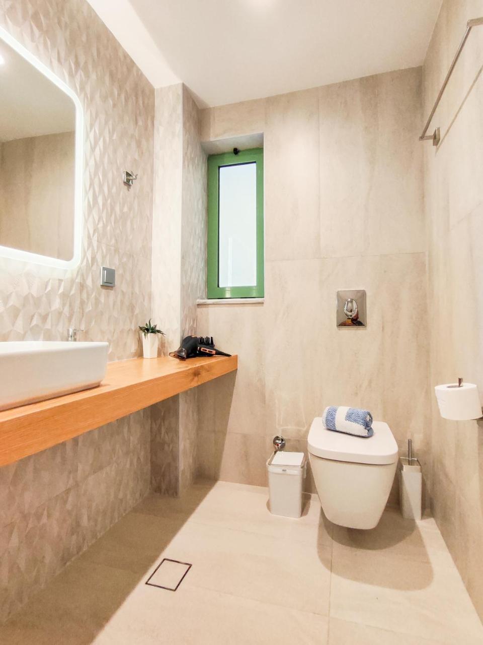 Dafni 4 *