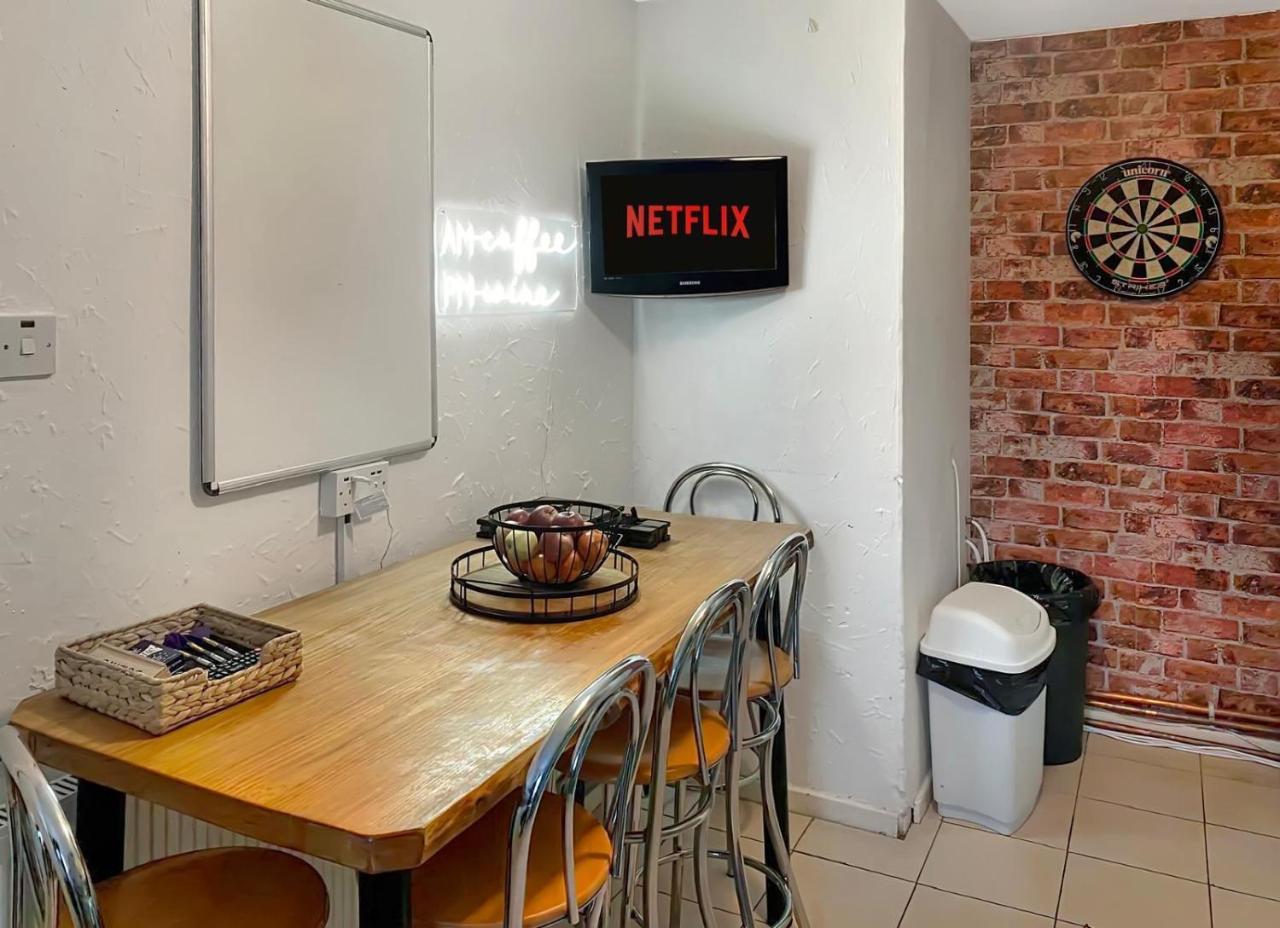 Living Large 5br Home - Parking - Ideal for Groups in Wolverhampton