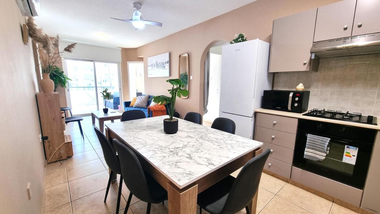 5 Min Walk To Beach, Perfect Seaside Escape 3br Shared Apartment