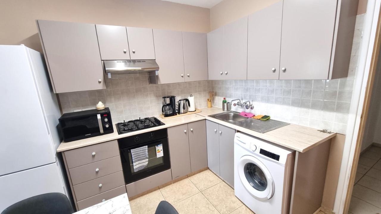 5 Min Walk To Beach, Perfect Seaside Escape 3br Shared Apartment