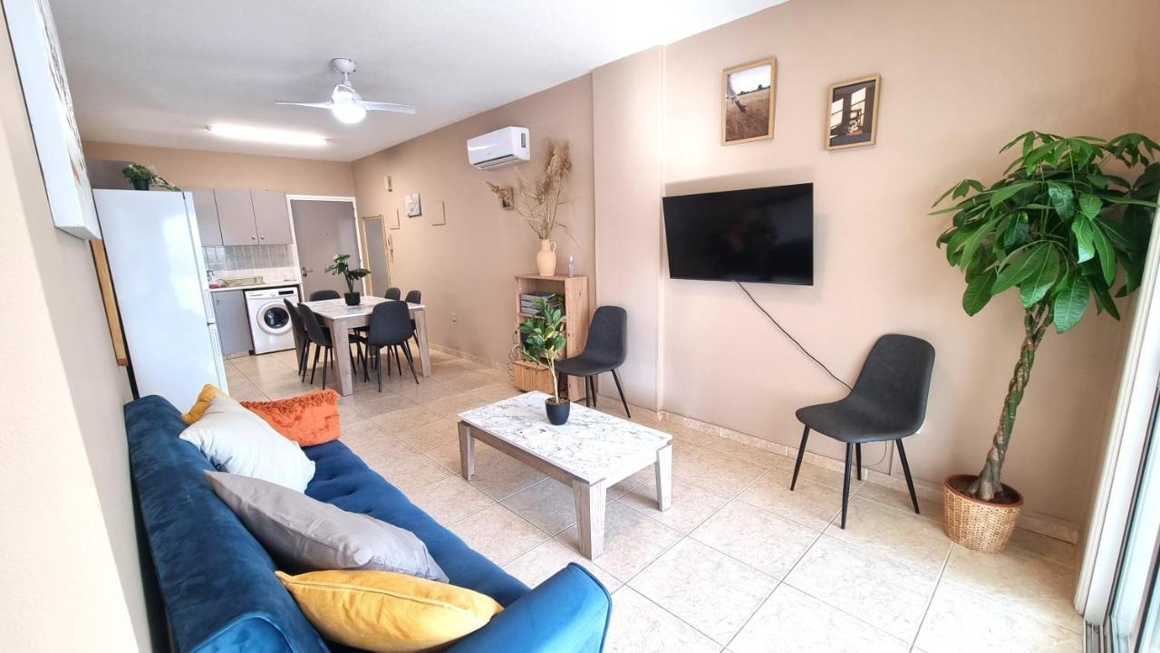 5 Min Walk To Beach, Perfect Seaside Escape 3br Shared Apartment