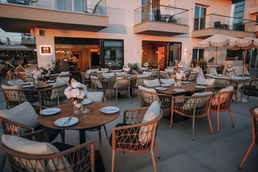 Avenue Hotel