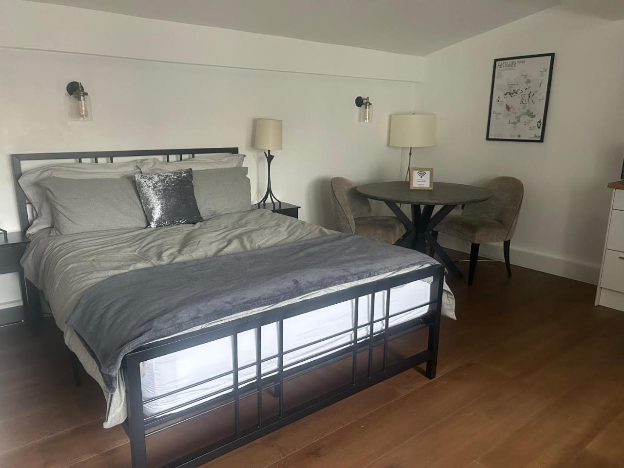 Spacious Studio with Free Ev Recharge Overnight em Bushey