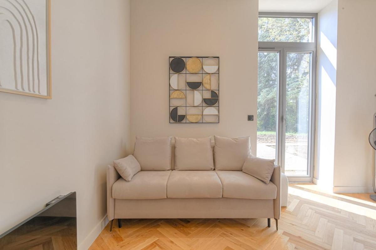 Studio Lumineux Avec Terrasse, a Deux Pas de Lyon em Ecully