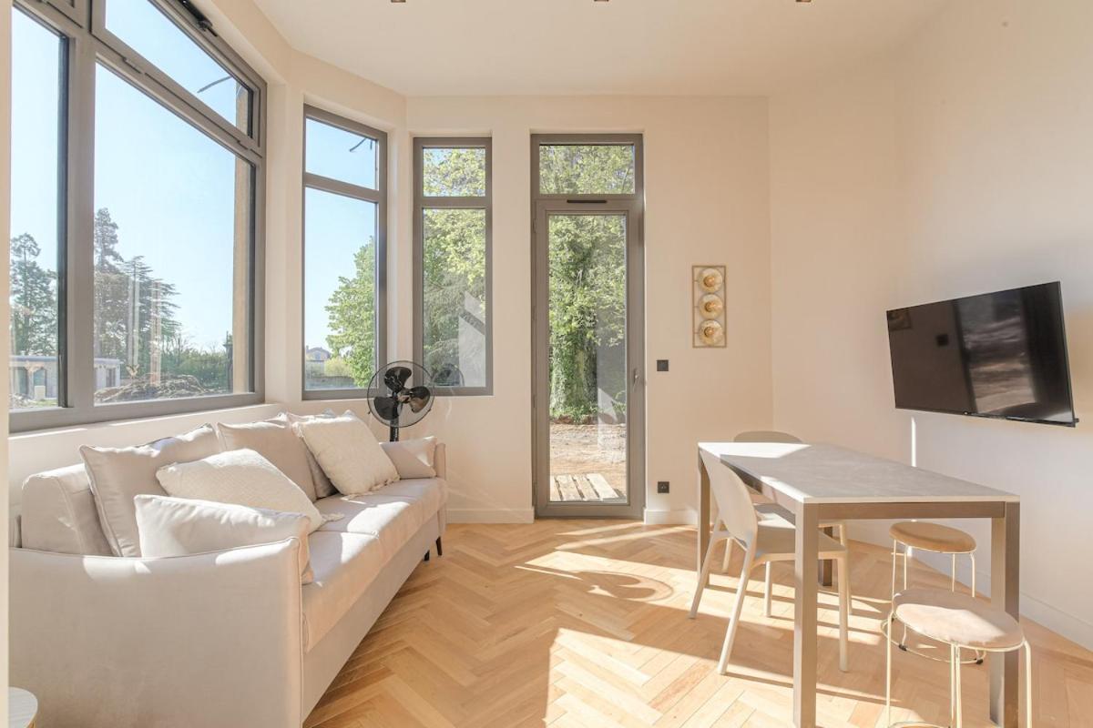 Studio Confortable Avec Terrasse, Ecully em Ecully