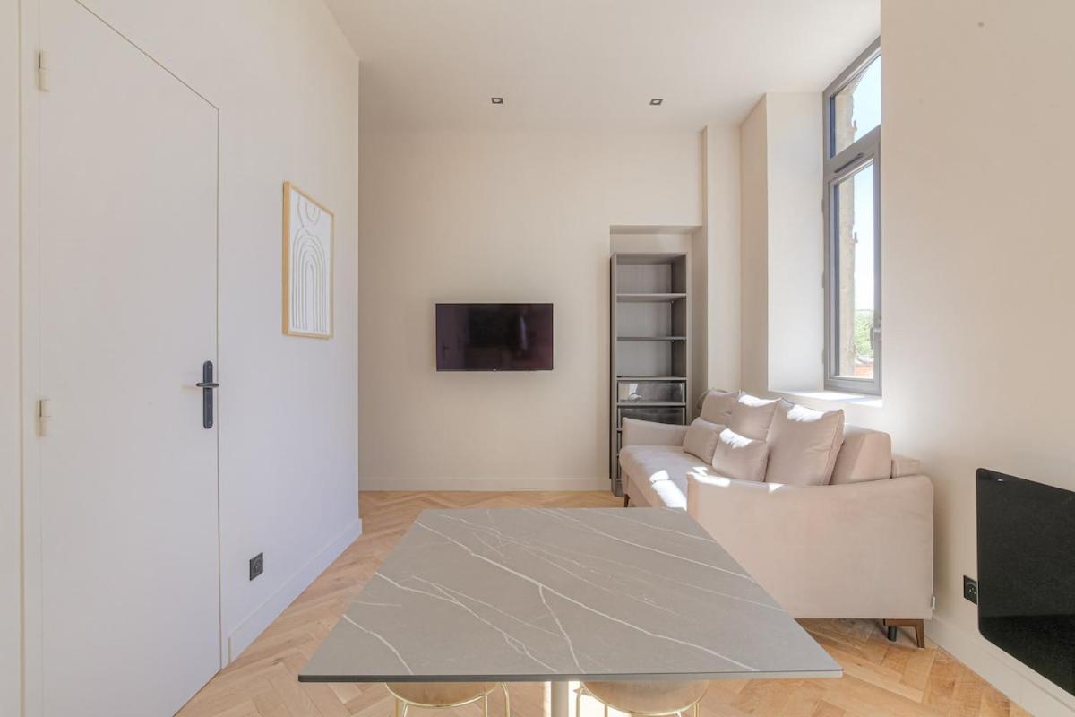 Splendide Studio, Terrasse Ensoleillee, Ecully em Ecully