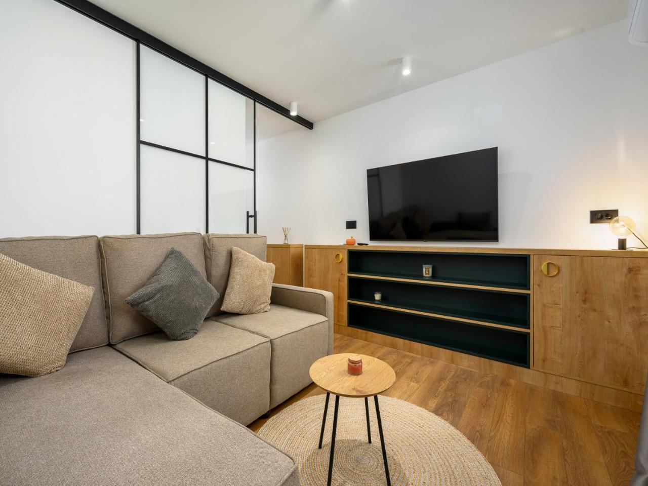 Room In An Apartment In Central Location