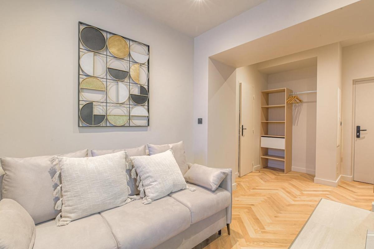 Studio Contemporain Avec Terrasse Ensoleillee em Ecully