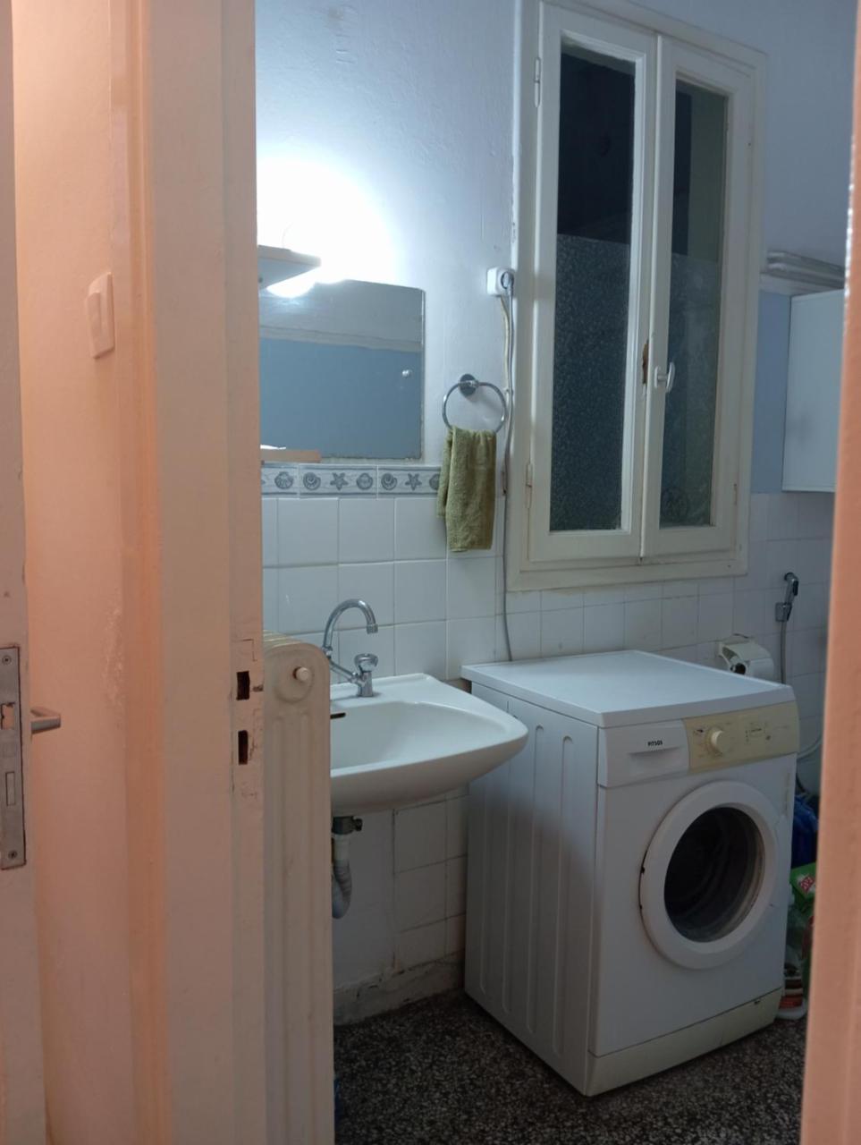 Room For 2 In A Dormitory 5' From Metro