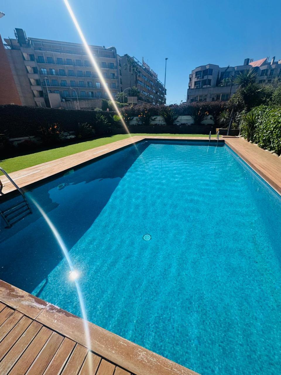Elegante Piso De Suenos Con Piscina