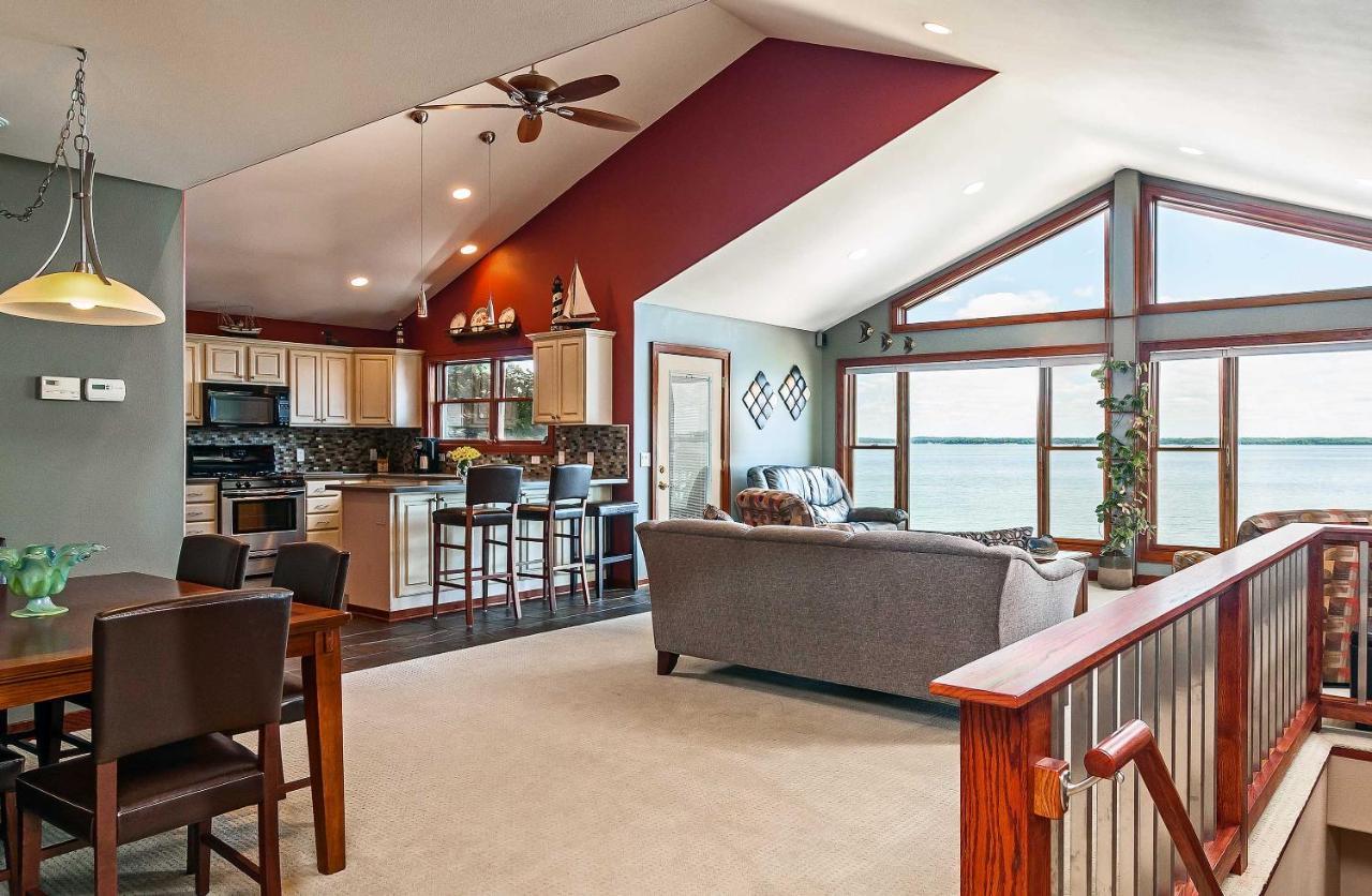Spacious Edgerton Home with Private Beach And Views! em Edgerton