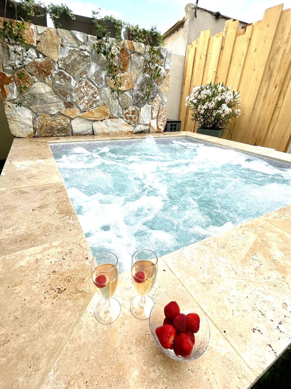 Studio Piscine Balneo Chauffee à Serignan