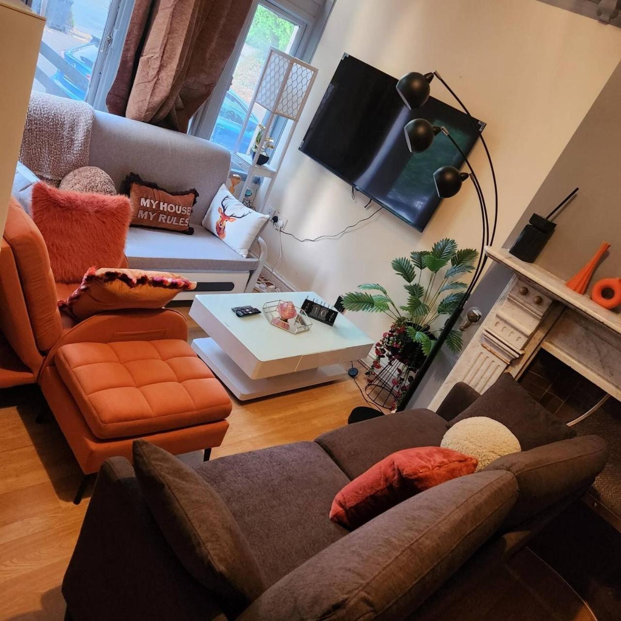 Charming Victorian Apartment in Central Wolverhampton in Wolverhampton
