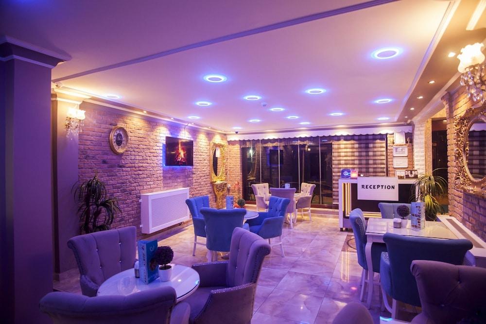 Crowned Plus Hotel