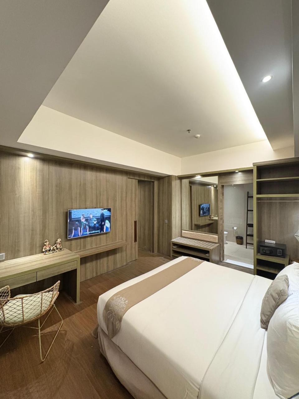 The Crystal Luxury Bay Resort