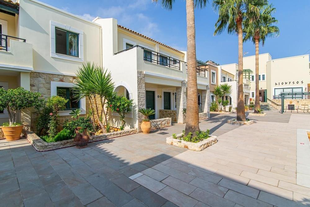 DIONYSOS APARTMENTS AND STUDIOS