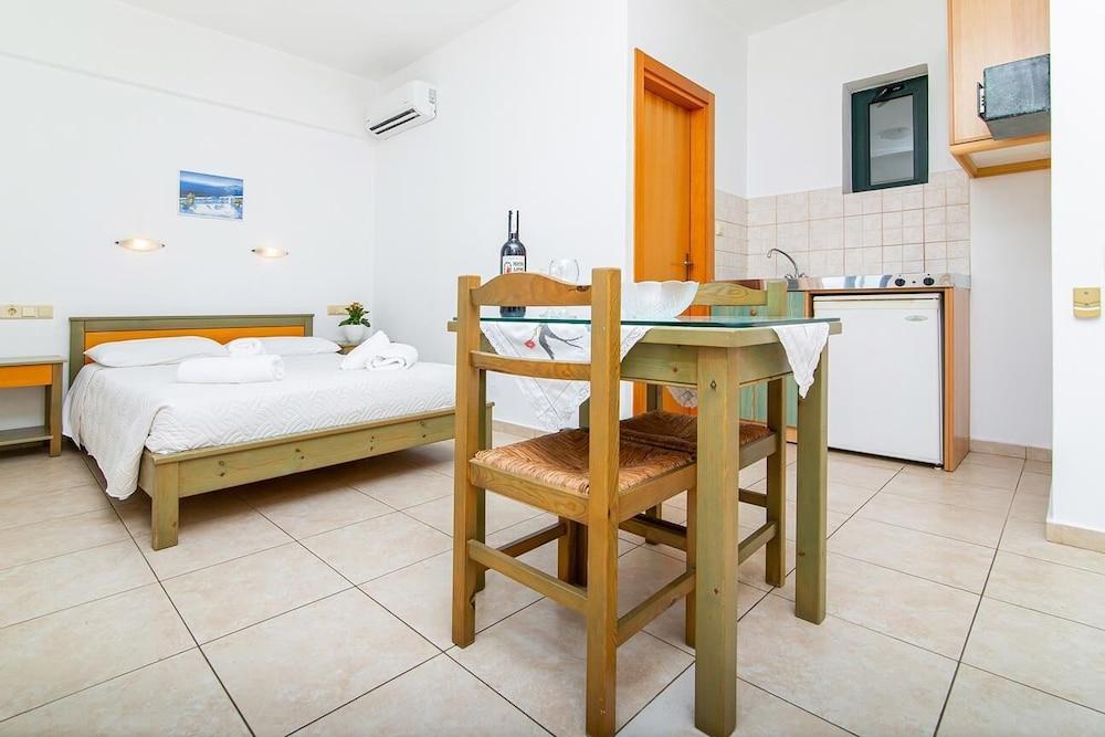 DIONYSOS APARTMENTS AND STUDIOS