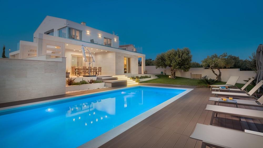 Luxury Villa Cinderella