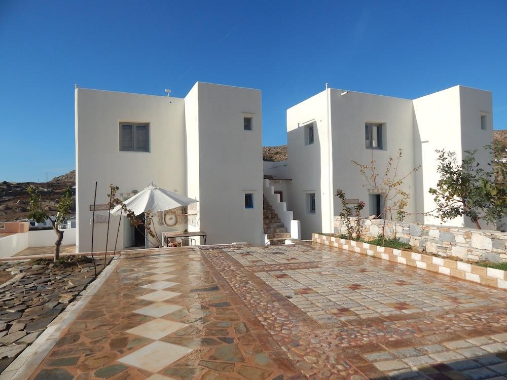 Armonia Studios & Villas