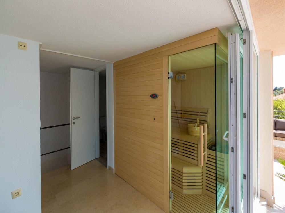 Apartments & Rooms Nensi