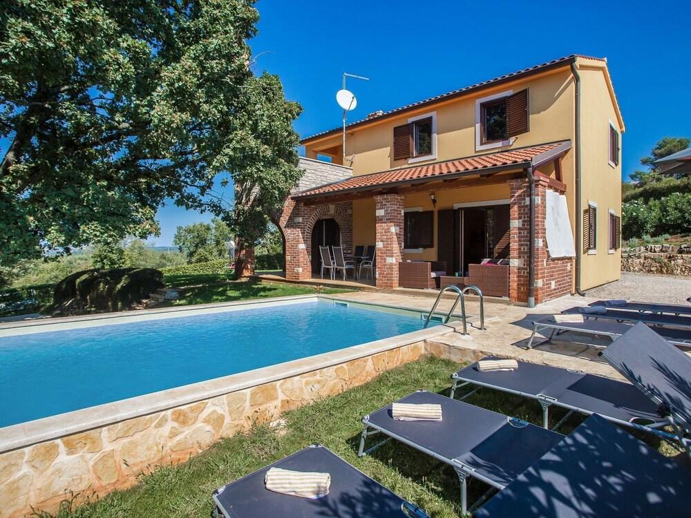 Adorable Holiday Home With Private Swimming Pool & Terrace