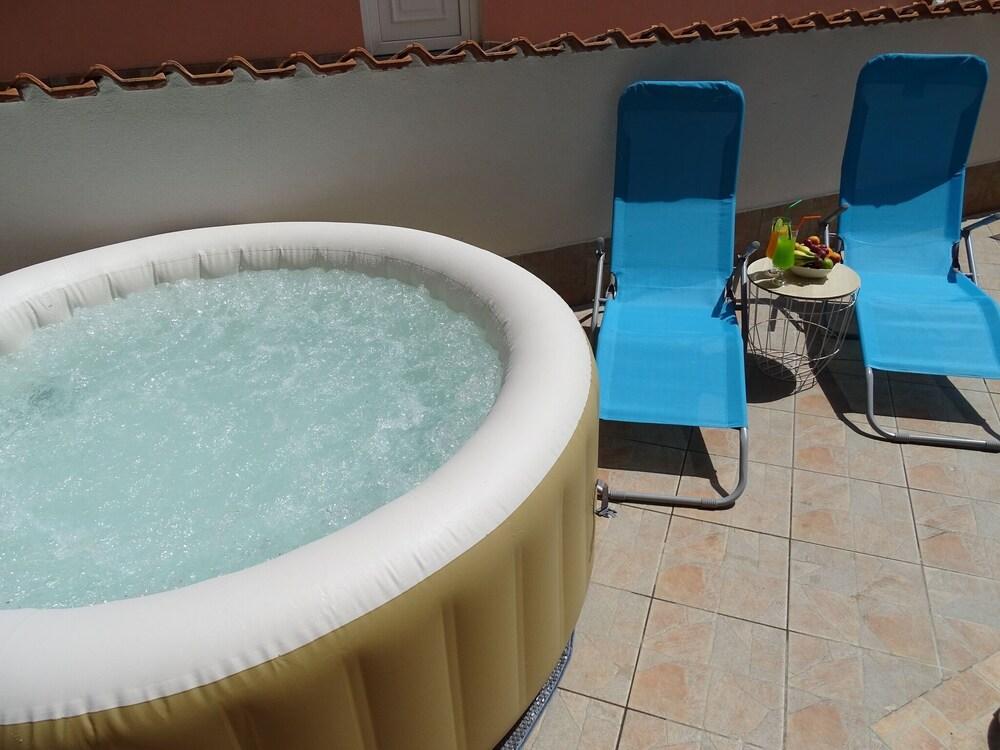 Adorable Apartment With Terrace, Hot Tub & Sea View