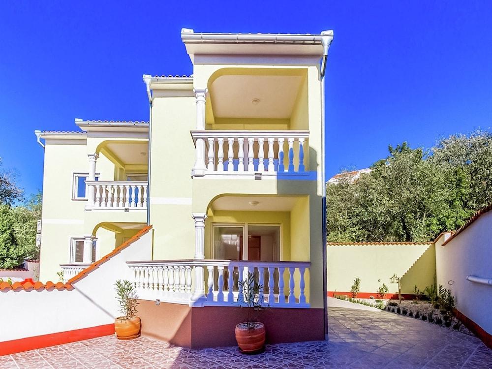 Charming Home With Swimming Pool & Beautiful Covered Terrace