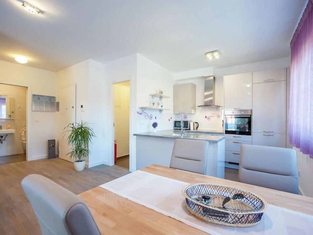 Modern Newly Built Apartment, Geat Location, Private Parking Space, Wifi