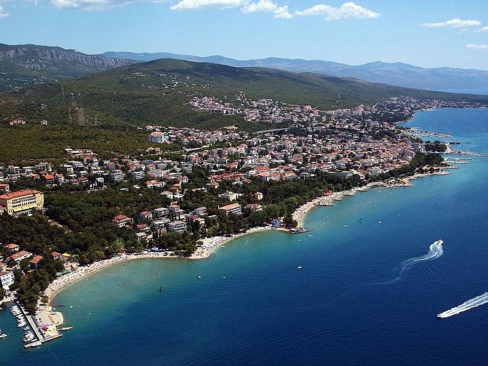 Peaceful Villa In Dramalj With Jacuzzi