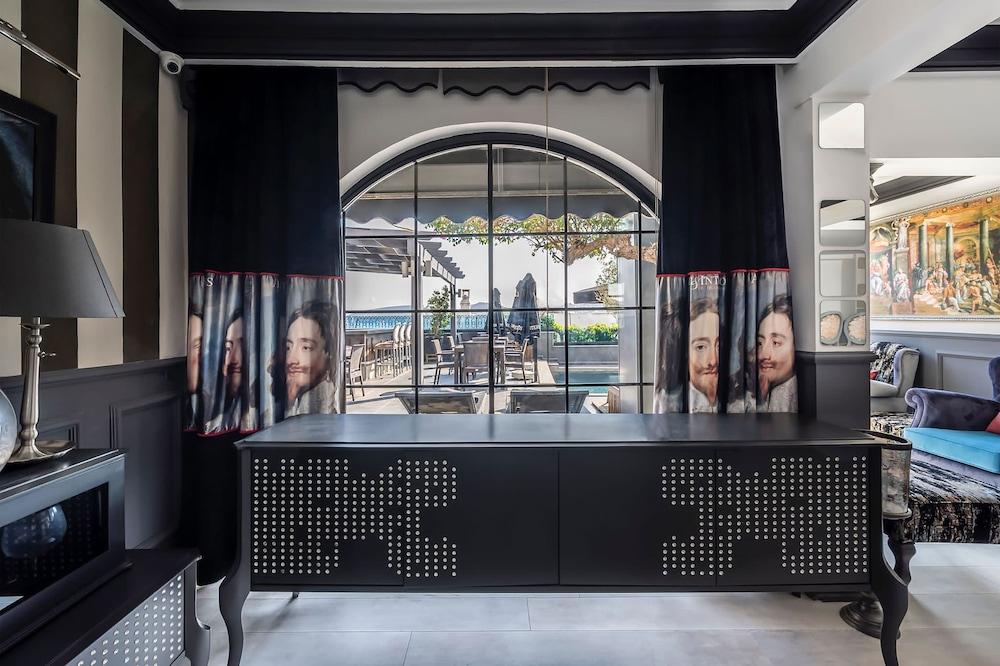 Art & Interiors Boutique Hotel