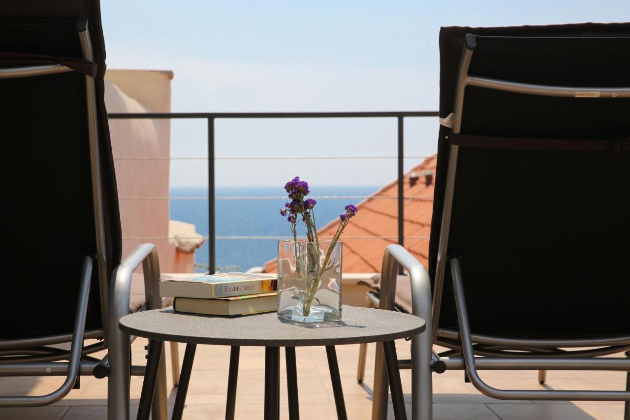 White & Co Villa & Apartments