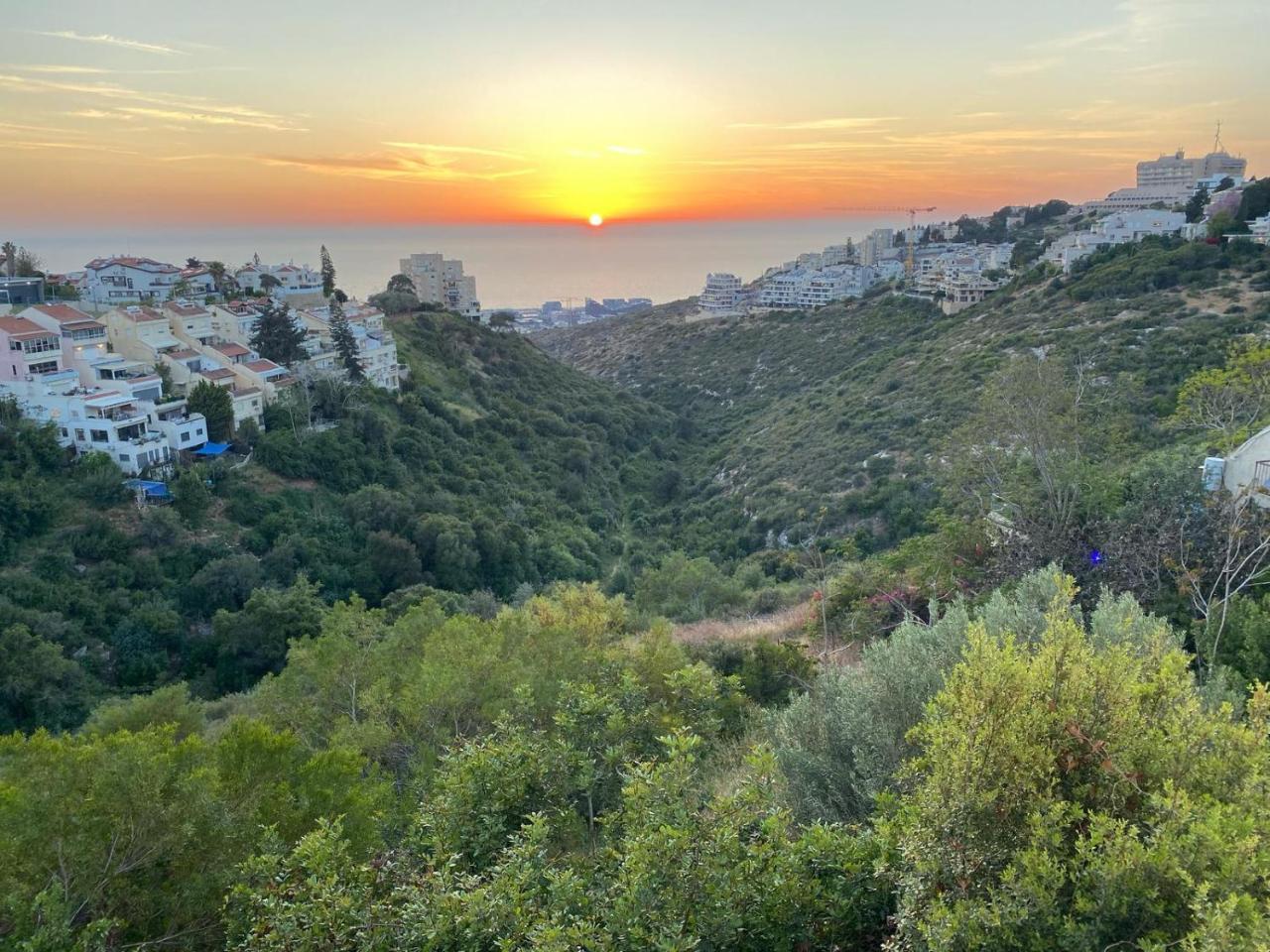 חופשה שקטה בכרמל נוף לים, שקיעות וחניה חינם