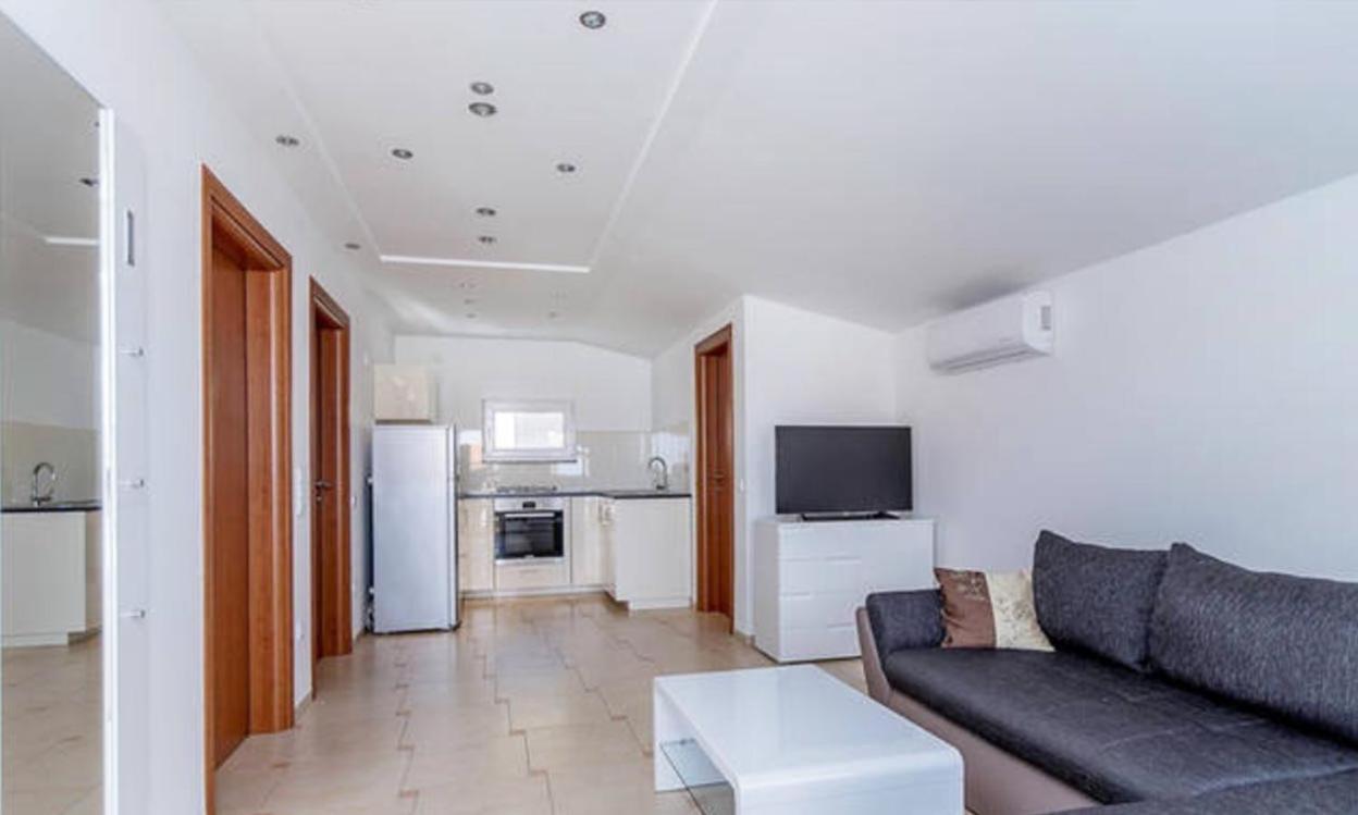 Sinisa Apartmani Vir