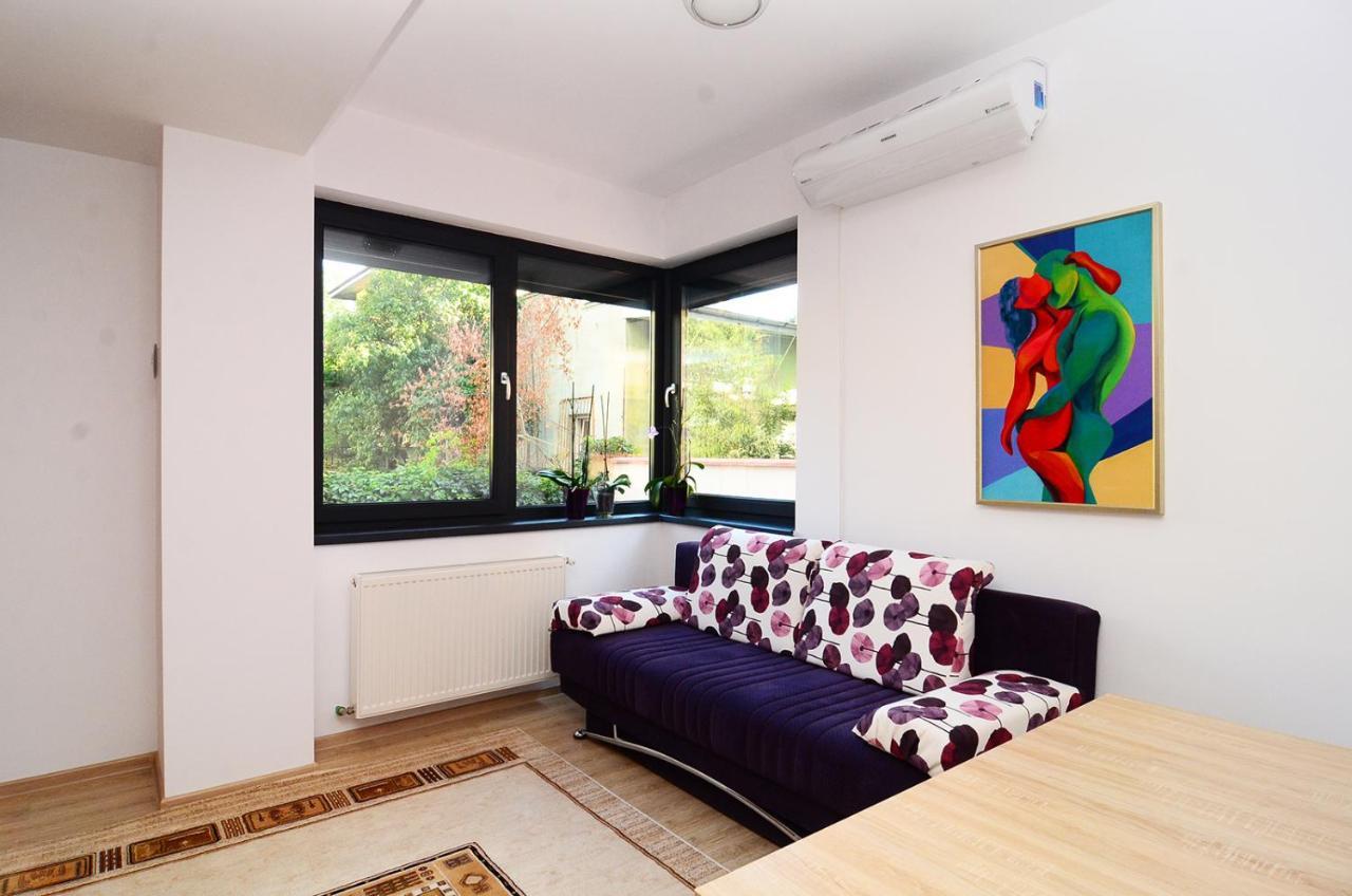 Luxury Apartment by The Park / Arch Of Triumph