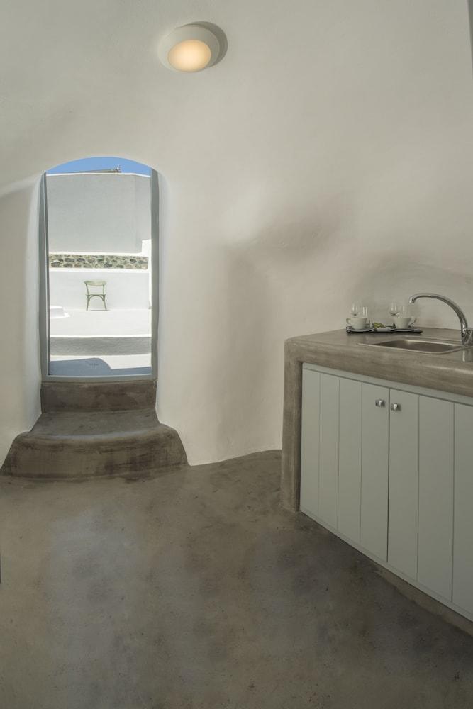 Aqua Serenity Santorini Luxury Suites