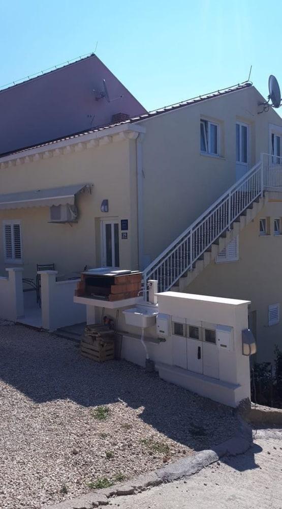 Apartments Sisevic Comfort Apartments With Balcony & Sea View