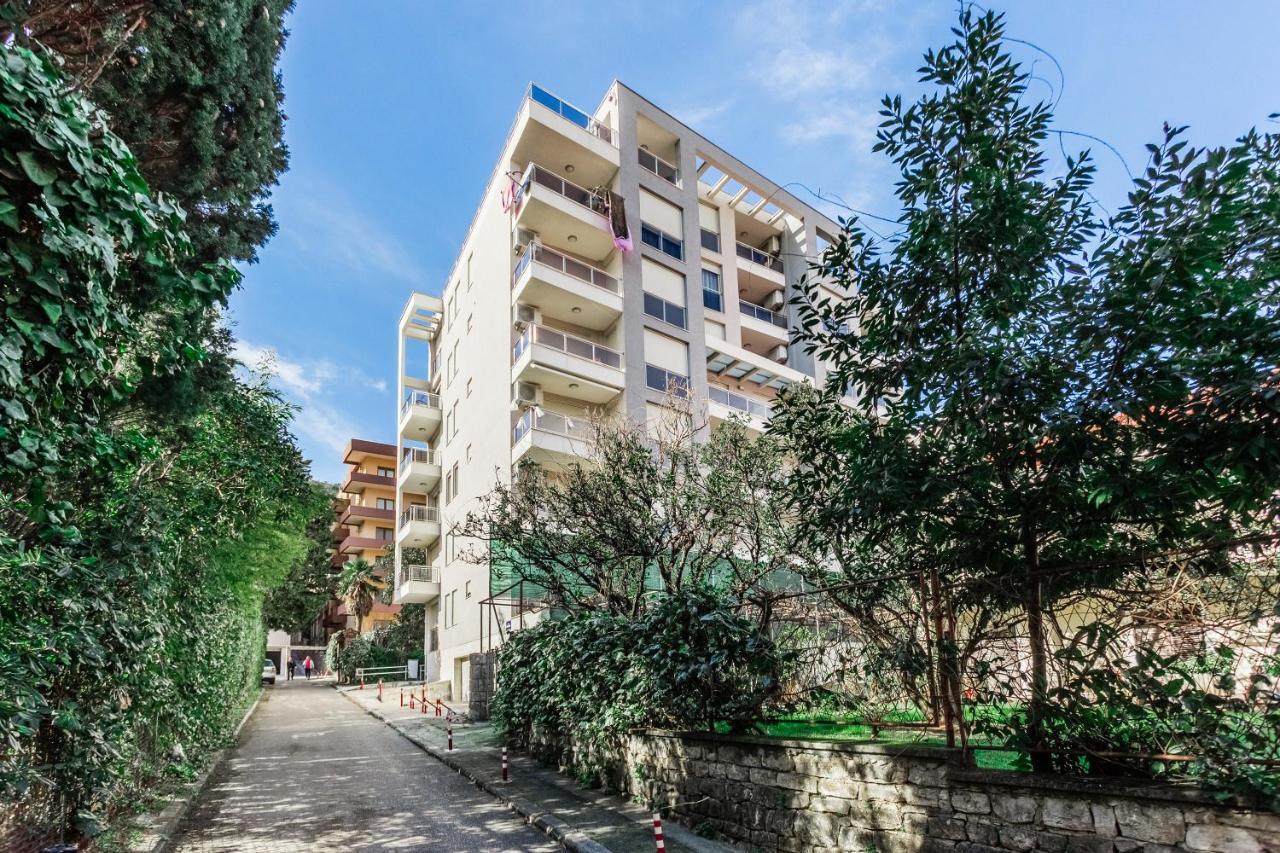 Apartments Lora Cetinjska